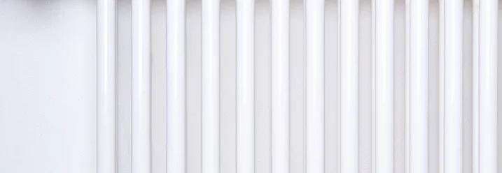 Weißer Heizkörper an einer Wand